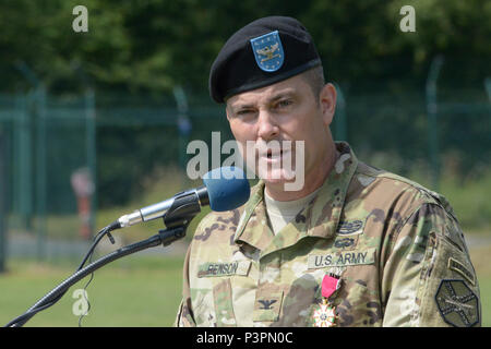 ANSBACH, Deutschland (21. Juli 2016) - Bei der US-Armee Garnison Ansbach Ändern des Befehls Zeremonie Montag bei Barton Kaserne hier, Oberst Christopher M. Benson, ausgehende garrison Commander, spricht mit Zeremonie Teilnehmer. Stockfoto