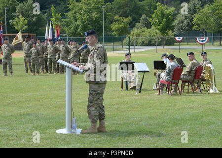 ANSBACH, Deutschland (21. Juli 2016) - Bei der US-Armee Garnison Ansbach Ändern des Befehls Zeremonie Montag bei Barton Kaserne hier, Oberst Christopher M. Benson, ausgehende garrison Commander, spricht mit Zeremonie Teilnehmer. Stockfoto