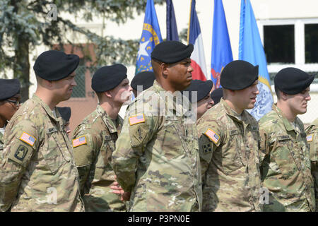 ANSBACH, Deutschland (21. Juli 2016) - Soldaten stand auf der Parade Rest während der US-Armee Garnison Ansbach Ändern des Befehls Zeremonie Montag bei Barton Kaserne hier. Oberst Christopher M. Benson Befehl Garnison verzichtet, und Oberst Benjamin C. Jones das Kommando. Stockfoto