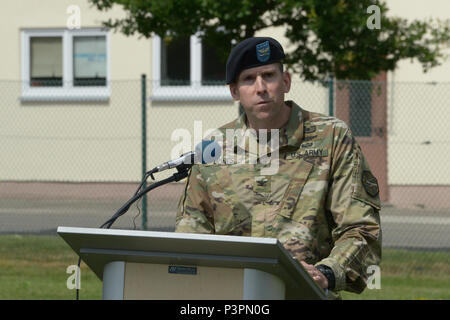 ANSBACH, Deutschland (21. Juli 2016) - Bei der US-Armee Garnison Ansbach Ändern des Befehls Zeremonie hier Montag, Spalte Benjamin C. Jones, eingehende Commander, spricht mit Zeremonie Teilnehmer. Stockfoto