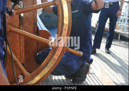 Ein Blick auf die Spitze an Bord der U.S. Coast Guard Cutter Eagle liefert den Beweis seiner einzigartigen Geschichte und ihren ursprünglichen Namen. Das große Schiff wurde von der Küstenwache als Krieg Preis nach dem Zweiten Weltkrieg gewonnen; ursprünglich eine deutsche Marine Schulschiff, Cutter Adler war eigentlich das Horst Wessel, und im Jahr 1936 in Hamburg, Deutschland, gebaut, in Betrieb genommen. U.S. Coast Guard Foto von Auxiliarist Trey Clifton. Stockfoto