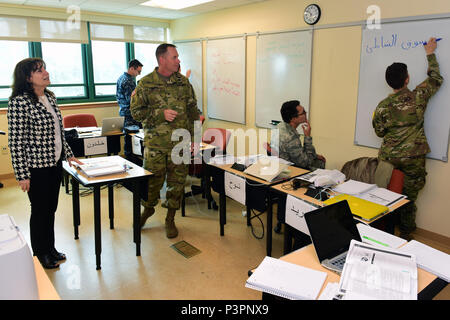 Kol. Greg Ebner, Leiter der Abteilung für Fremdsprachen an der US-Militärakademie in West Point, und Yousra Elmachtoub Elmachtoub unterstützen die Studenten am 6. Juli in Arabisch Zuweisungen an der Defense Language Institute Foreign Language Center. Ebner besuchte Elmachtoub Klasse am Institut 1996-1997 als Teil seiner Ausbildung einen ausländischen Zu den Bereich Offizier werden. Ebner ging auf Sprachkenntnisse in Arabisch zu gewinnen und erwarb ein Doktorat in der Sprache von der Universität von Texas in Austin im Jahr 2012. Er kehrte nach Monterey, Kalifornien, für einen 90-tägigen entwicklungspolitischen Zuordnung des Instituts weiter Educ Stockfoto