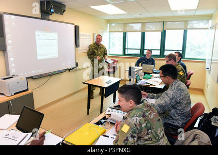 Kol. Greg Ebner, Leiter der Abteilung für Fremdsprachen an der US-Militärakademie in West Point, spricht mit Studenten Arabisch 6. Juli an der Defense Language Institute Foreign Language Center. Ebner besuchte 1996-1997 das Institut als Teil seiner Ausbildung einen ausländischen Zu den Bereich Offizier werden. Ebner ging auf Sprachkenntnisse in Arabisch zu gewinnen und erwarb ein Doktorat in der Sprache von der Universität von Texas in Austin im Jahr 2012. Er kehrte nach Monterey, Kalifornien, für einen 90-tägigen entwicklungspolitischen Zuordnung des Instituts Weiterbildung Direktion. Stockfoto