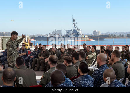 160722-N-PP 996-140 Coronado, Kalifornien (22. Juli 2016) Adm. Bill Moran, der Stellvertretende Leiter der Marineoperationen, spricht mit dem "Merlins" der Hubschrauber Meer Combat Squadron (HSC) 3 in einem alle Hände im Hangar des Geschwaders auf die Naval Air Station North Island. Moran ist in San Diego verschiedenen waterfront Aktivitäten auf Tour und treffen sich mit Matrosen und Marine Führung. (U.S. Marine Foto von Mass Communication Specialist Seaman Danny Kelley/Freigegeben) Stockfoto