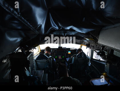 Von den 909 . Flugzeugbetankung Squadron, Kadena Air Base, Japan Aircrew, Vorbereitung einer KC-135 Stratotanker während der Rand der Pazifischen Übung auf Joint Base Pearl Harbor-Hickam, 14. Juli 2016 zu landen. Die Übungen hat insgesamt 49 Schiffe, sechs U-Boote, 200 Flugzeuge, und 25.000 Mitarbeiter teilnehmen. RIMPAC ist die weltweit größte internationale maritime Übung, die eine einzigartige Ausbildung während der Förderung und Erhaltung der kooperativen Beziehungen zwischen den Teilnehmern von entscheidender Bedeutung für die Gewährleistung der Sicherheit der Seewege und die Sicherheit auf den Weltmeeren. RIMPAC 2016 ist der 25. ueb Stockfoto