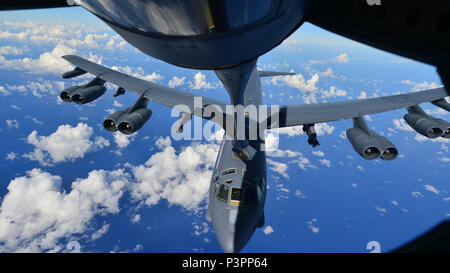 Die B-52H Stratofortress auf die 69th Bomb Squadron, Minot Air Force Base, N.D., bereitet Kraftstoff aus einer KC-135 Stratotanker über dem Pazifischen Ozean während eines internationalen Untergang Übung für Rim der Pazifik 2016 in der Nähe von Joint Base Pearl Harbor-Hickam, 14. Juli 2016 zu erhalten. 26 Nationen, mehr als 40 Schiffe und u-Boote, mehr als 200 Flugzeugen und 25.000 Angestellte beteiligen sich an Rimpac vom 30. Juni bis 4. August in und um die hawaiischen Inseln und Südkalifornien. Die weltweit größte internationale maritime Übung RIMPAC, bietet eine einzigartige Ausbildung, dass h Stockfoto