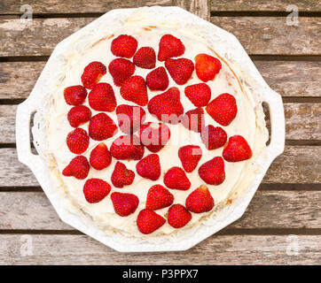 Erdbeercremekuchen mit frischen Erdbeeren, Flachbett-Dessert von oben Stockfoto