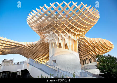 SEVILLA, SPANIEN - 14. SEPTEMBER: Die Metropol Parasol an der Plaza de la Encarnacion am 14. September 2011 in Sevilla, Spanien. Von J.Mayer H. archi konzipiert Stockfoto