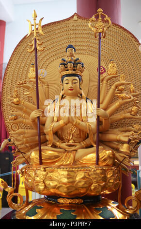 Religiöse Statuen im Inneren des PPMS buddhish Tempel in Petaling Jaya, Malaysia. Stockfoto