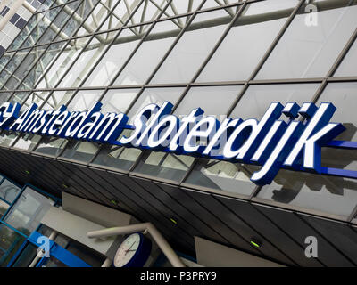 AMSTERDAM, NIEDERLANDE - 30. APRIL 2018: Schild über dem Bahnhof Sloterdijk Stockfoto