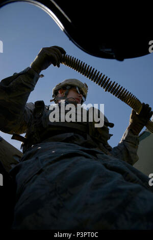 Airman 1st Class Kaleb Littau, 5. Security Forces Squadron defender, lädt eine Zeitschrift in eine M249 Light Machine Gun im Combat Arms Schulung und Wartung Service auf Minot Air Force Base, N.D., 8. Mai 2017. CATM Ausbilder direkten Flieger beim Laden und eine Waffe von Revolver ist ein Humvee feuern. Stockfoto