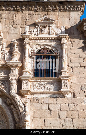 Schönen Fenster von Santa Cruz Museum in Toledo, Spanien Stockfoto