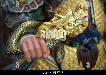 Religiöse Statuen im Inneren des PPMS buddhish Tempel in Petaling Jaya, Malaysia. Stockfoto