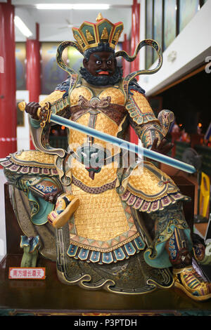 Religiöse Statuen im Inneren des PPMS buddhish Tempel in Petaling Jaya, Malaysia. Stockfoto