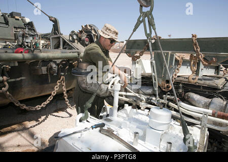 Jordanien (8. Mai 2017) Cpl. Daniel Thomas mit der Bekämpfung der Logistik Bataillons (CLB) 24 der 24 Marine Expeditionary Unit (MEU) Amphibisches Schiff an Bord der USS Bataan (LHD 5), Wartung auf die Übertragung einer M88-A2 Powerpack während der Übung eifrig Lion 2017 führt. Eifrig Lion ist eine jährliche US Central Command Übung in Jordanien, die militärische Stärkung der militärischen Beziehungen zwischen den USA, Jordanien und anderen internationalen Partnern. In diesem Jahr Iteration besteht aus ungefähr 7.200 Soldaten aus mehr als 20 Nationen, um Szenarien zu reagieren, Involvi Stockfoto