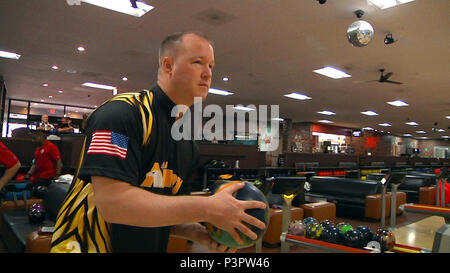 Staff Sgt Christopher Heron, einem Poolesville, Maryland native und ein US-Armee alle Armee Bowling Team Konkurrent für 2017, weiß, dass jeder Pin in den Streitkräften Bowling Meisterschaften im Leatherneck Lanes am Camp Pendleton, Kalifornien zählt.   Heron ist der 17. Feldartillerie Bde zugeordnet. Das Hotel liegt am Joint Base Lewis-McChord, Washington.  In allen Armee Sportarten konkurrieren Soldaten aus dem aktiven Dienst, der Reserve und der Nationalgarde in einer Vielzahl von Sport auf höchstem Niveau, Streitkräfte, USA Nationals und Military World Games.  Alle Armee-Sport unterstützt Soldat Bereitschaft und Wohlbefinden durch eine Stockfoto