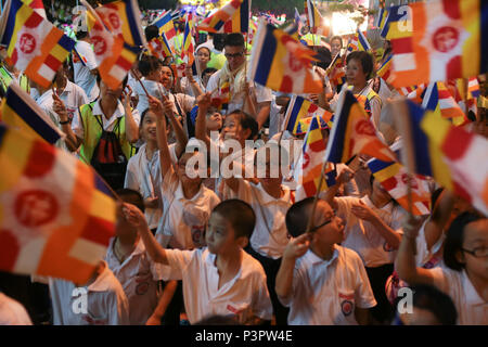 Kinder, die die buddhistische Flaggen Wesak Day Parade in PPMS buddhish Tempel, Petaling Jaya, Malaysia, auf wesak Tag 2016. Stockfoto