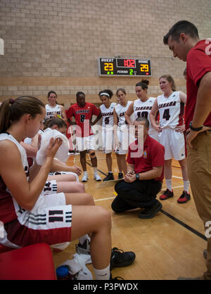 Die von der Internationalen militärischen Sports Counsil (CISM) kommen zusammen in Basketball Turnier der Welt militärische Frauen an der Seite Field House in Camp Pendleton, Kalifornien, 26. Juli 2016 zu beteiligen. Team Canada Trainer Patrick Sullivan, gibt seinen Spielern eine pep Sprechen während des zweiten Zeitraums. (U.S. Marine Corps Foto von Lance Cpl. Micha R. Pierce/Freigegeben) Stockfoto