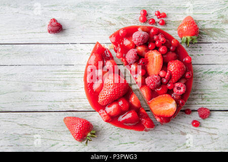 Strawberry Cheesecake auf einem urigen weiße Holztisch Stockfoto