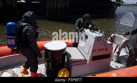 Der Bezirk von Kolumbien National Guard des 33. Civil Support Team (CST) beteiligen sich an einem Federal Emergency Management Agency (FEMA) Region III Multi-CST Übung 8 – 12. Mai in Lewes, Delaware. Mitglieder trainiert neben Mitglieder der Nationalgarde-Einheiten von fünf weiteren Staaten (Delaware, Maryland, Pennsylvania, Virginia und West Virginia), Testmöglichkeiten in Umfrage, Analytik, Dekontamination, Kommunikation und Kommando für Operationen. Stockfoto