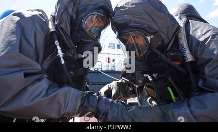 Der Bezirk von Kolumbien National Guard des 33. Civil Support Team (CST) beteiligen sich an einem Federal Emergency Management Agency (FEMA) Region III Multi-CST Übung 8 – 12. Mai in Lewes, Delaware. Mitglieder trainiert neben Mitglieder der Nationalgarde-Einheiten von fünf weiteren Staaten (Delaware, Maryland, Pennsylvania, Virginia und West Virginia), Testmöglichkeiten in Umfrage, Analytik, Dekontamination, Kommunikation und Kommando für Operationen. Stockfoto