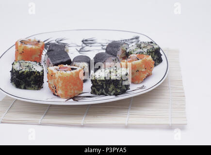 Close-up Sushi Rollen auf der Platte Stockfoto