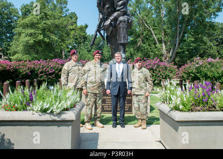 Verteidigungsminister Asche Carter trifft sich mit Führung aus dem XVIII Airborne Corps während eines Besuches in Fort Bragg, N.C., 27. Juli 2016. Von links nach rechts sind Generalmajor Paul LeCamera, stellvertretender Kommandierender General, Generalleutnant Stephen Townsend, Kommandierender General; Carter; und Command Sgt. Maj. Benjamin Jones. Townsend ist die eingehende Commander für Combined Joint Task Force-Operation inhärenten Lösen. (DoD Foto von Air Force Tech. Sgt. Brigitte N. Brantley/Freigegeben) Stockfoto