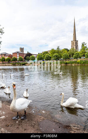 South Quay, Worcester, Großbritannien. Arts Project der Ring eine Pailletten Abdeckung Bühne für das Festival durch den Fluss beauftragt wurde, für den Kanal & Flüsse Vertrauen. Stockfoto