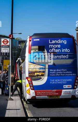 National Express Bus herauf Passagiere am Bahnhof Paddington auf dem Weg zum Flughafen Stanstead, London, England, Großbritannien Stockfoto