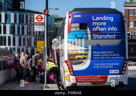 National Express Bus herauf Passagiere am Bahnhof Paddington auf dem Weg zum Flughafen Stanstead, London, England, Großbritannien Stockfoto