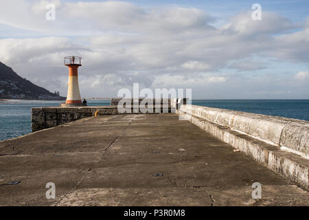 Port Rundumleuchte, Rot und Weiß, auf den Hafen oder das Meer Wand in Kalk Bay, der False Bay, Cape Peninsula, Südafrika verwendet für die Leuchtfeuer im Versand Stockfoto