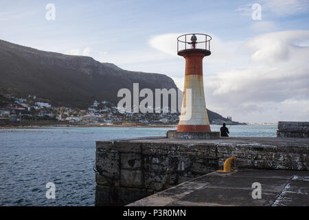 Port Rundumleuchte, Rot und Weiß, auf der Hafenmauer von Kalk Bay in False Bay, Cape Peninsula, Konzept der Bewachung und Sicherheit und Navigation für den Versand Stockfoto