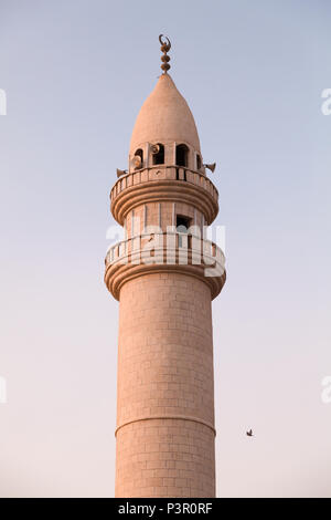 Minarett der Moschee in Aqaba, Haschemitisches Königreich Jordanien. Vertikale Fotos über Licht blauer Himmel Stockfoto