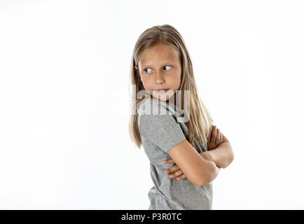 Portrait von wütend, traurig und deprimiert kleine blonde Mädchen auf weißem Hintergrund. Kinder's Gesicht Emotionen Konzept Stockfoto