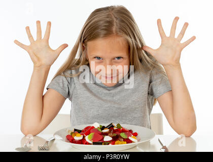 Lustige Happy girl mit Platte von Süßigkeiten Lutscher am Stiel glückliche kleine Mädchen mit großen kandiszucker am Stiel kind Süßigkeiten essen. Überrascht Kind mit Süßigkeiten. iso Stockfoto