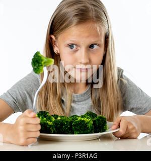 Ernährung & Gesunde Ernährung für Kinder gesunde Konzept essen. Kinder mögen Gemüse zu essen. Kleinen niedlichen Kind Mädchen weigern, gesund zu essen Stockfoto