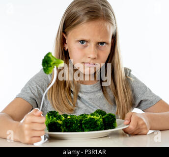 Ernährung & Gesunde Ernährung für Kinder gesunde Konzept essen. Kinder mögen Gemüse zu essen. Kleinen niedlichen Kind Mädchen weigern, gesund zu essen Stockfoto