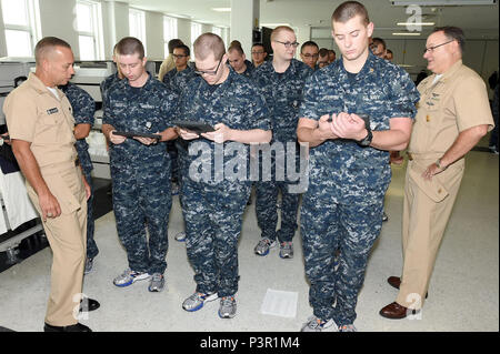 GREAT LAKES, Illinois (20 Juli 2016) - Commander, Naval Surface Force, US Atlantic Fleet Force Master Chief Jack Callison (links) und Kommandant, Naval Air Forces, US Pacific Fleet Force Master Chief William Lloyd-Owen (rechts) im Gespräch mit Rekruten über die Verwendung von e-Tabletten für Schulungszwecke bei Training Befehl Rekrutieren (RTC) hier, am 20. Juli. Die beiden Häuptlinge schlossen sich anderen Flotte, Kraft- und Command Master Chiefs für einen eingetragenen Board of Advisors (Große Beschwerdekammer) Konferenz bei RTC statt. Die Konferenz, bewirtet durch Naval Service Training Befehl in der USS Iowa RTC zentrale Komplex, eine Gelegenheit für war Stockfoto