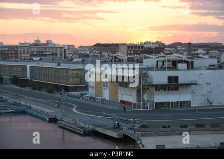 Juni 15, 2018 - Valencia, Spanien: Bild des Hafens von Valencia, wo der Wassermann migrant Rettung Schiff erwartet wird, Dock ist diese Woche zu Ende nach Italien und Malta es abgelehnt. Die Gebäude auf der rechten Seite ist das Lager durch das Rote Kreuz Hilfe bei der Lager. *** Frankreich/KEINE VERKÄUFE IN SCHWEDEN, Dänemark, Norwegen, Finnland vor Juni 25, 2018 *** Stockfoto
