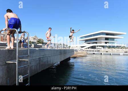 Juni 15, 2018 - Valencia, Spanien: Spanische Kinder springen im Mittelmeer in den Hafen von Valencia. Der Wassermann migrant Rettung Schiff zu Dock im Hafen von Valencia in dieser Woche erwartet - Ende nach Italien und Malta es abgelehnt. *** Frankreich/KEINE VERKÄUFE IN SCHWEDEN, Dänemark, Norwegen, Finnland vor Juni 25, 2018 *** Stockfoto
