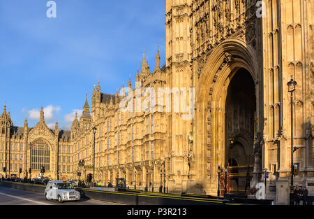 Altes Schloss Hof und der Neugotischen Stil Palast von Westminster, mit der Statue von Richard Coeur de Lion, Silber britischen Cab und der souveränen E Stockfoto