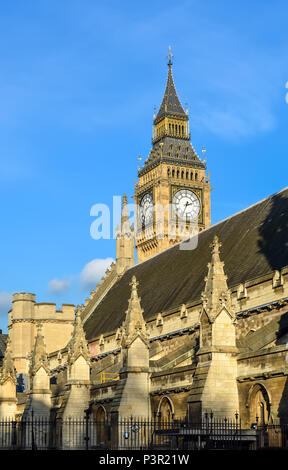 Blick auf Big Ben Tower hinter der Westminster Abbey Dach Stockfoto