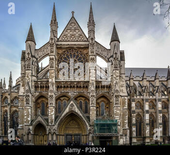 Außenansicht des nördlichen Querschiffes der Westminster Abbey, Eingang mit drei Türen. Gotische Bögen, große Rose wind Stockfoto