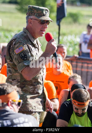 Oberstleutnant Matt Lawrence, Leiter Recruiting Kommunikation für das Amt des Chefs der Armee finden, motiviert den Massen der Teilnehmer der diesjährigen Twin Cities haltbare Mudder in Hugo, MN. Die Armee Finden gesponsert Zehn harte Mudder Veranstaltungen überall in den Vereinigten Staaten um mehr Bewusstsein über die Armee finden in die Gemeinschaft zu bringen. (U.S. Armee Foto: Staff Sgt. Cliff Coy) Stockfoto