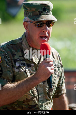 Oberstleutnant Matt Lawrence, Leiter Recruiting Kommunikation für das Amt des Chefs der Armee finden, motiviert den Massen der Teilnehmer der diesjährigen Twin Cities haltbare Mudder in Hugo, MN. Die Armee Finden gesponsert Zehn harte Mudder Veranstaltungen überall in den Vereinigten Staaten um mehr Bewusstsein über die Armee finden in die Gemeinschaft zu bringen. (U.S. Armee Foto: Staff Sgt. Cliff Coy) Stockfoto