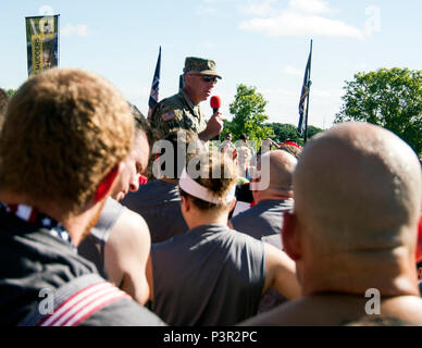 Oberstleutnant Matt Lawrence, Leiter Recruiting Kommunikation für das Amt des Chefs der Armee finden, motiviert den Massen der Teilnehmer der diesjährigen Twin Cities haltbare Mudder in Hugo, MN. Die Armee Finden gesponsert Zehn harte Mudder Veranstaltungen überall in den Vereinigten Staaten um mehr Bewusstsein über die Armee finden in die Gemeinschaft zu bringen. (U.S. Armee Foto: Staff Sgt. Cliff Coy) Stockfoto