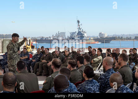 160722-N-PP 996-140 Coronado, Kalifornien (22. Juli 2016) Stellvertretender Leiter der Marineoperationen (VCNO) Adm. Bill Moran spricht zu den "Merlins" der Hubschrauber Meer Combat Squadron (HSC) 3 während alles - Hände im Hangar des geschwaders an der Naval Air Station North Island. Moran ist in San Diego verschiedenen waterfront Aktivitäten auf Tour und treffen sich mit Matrosen und Marine Führung. (U.S. Marine Foto von Mass Communication Specialist Seaman Danny Kelley/Freigegeben) Stockfoto