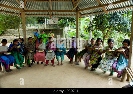 Studenten aus Garo indigenen Gemeinschaft ihre Lebensmittel bei Diklakona Salgittal Hostel am Lauchapra, Bakshiganj. Jamalpur, Bangladesch Stockfoto