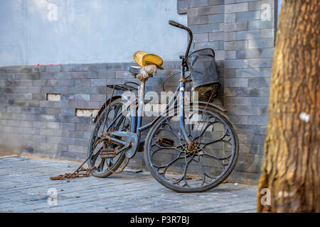 Peking, China - MÄRZ 10, 2016: Fahrräder, Roller und Autos in Peking Straßen. Stockfoto