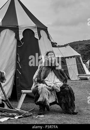 Ein Mitglied der Ritter von Longshanks außerhalb seiner Hütte am Caerphilly Big Cheese Festival Stockfoto